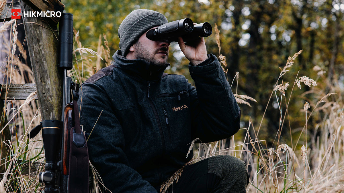 ELITE Habrok 4K HH35L 2.0 thermal binoculars showing dual eyepieces and thermal imaging display in a field setting.