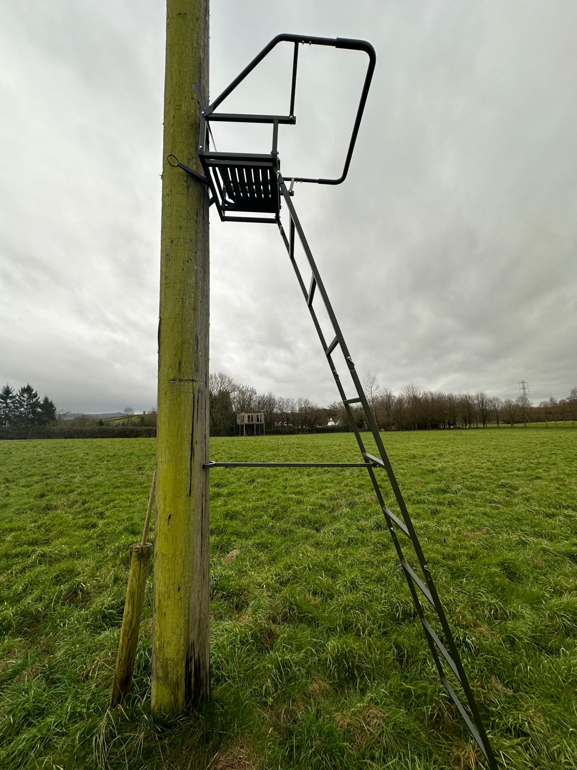 A1 Decoy Single Lean-To High Seat – 3.5m Tree-Mounted Ladder with Padded Seat