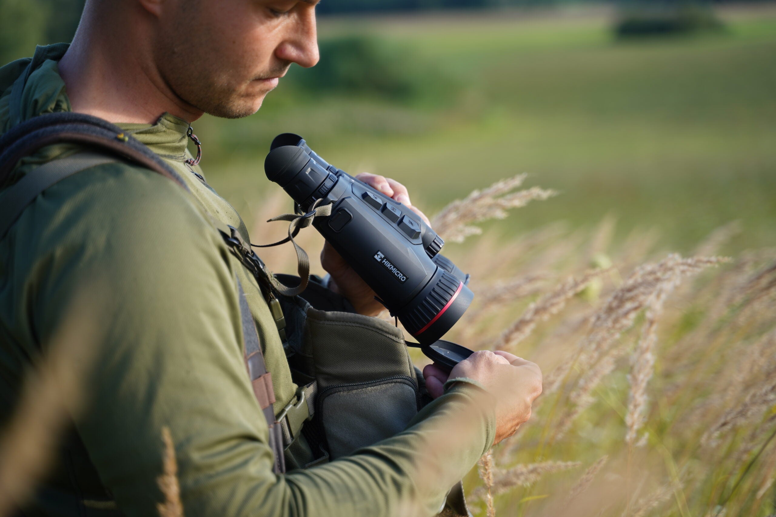 ELITE HIKMICRO Habrok Pro HQ50L multi-spectrum thermal binocular with 50mm lens, 4K camera, LRF, and harness for night vision.
