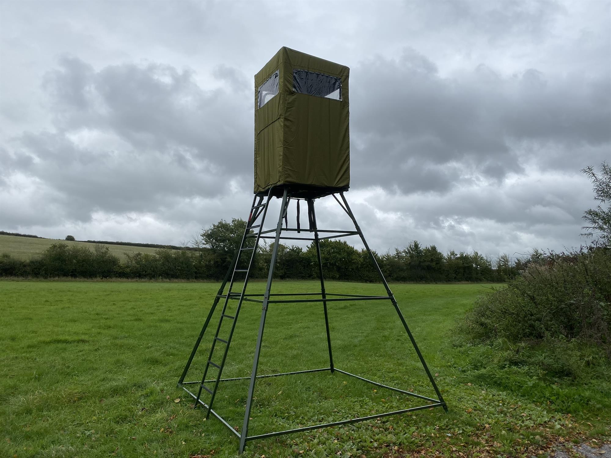 DALE covered double free-standing hunting tower with water-resistant cover, enclosed high seat for hunting and outdoor observation.