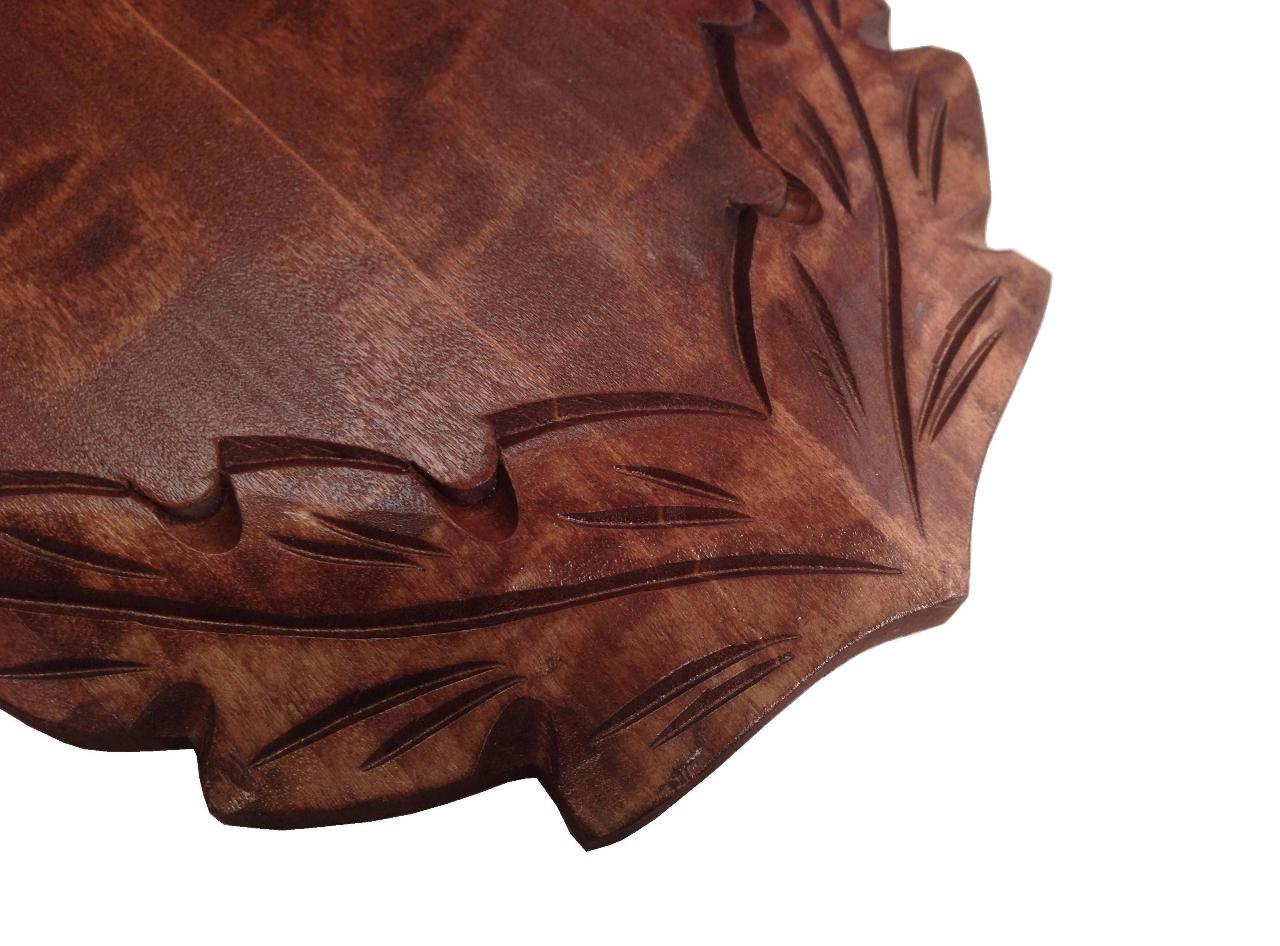 Seeland pointed oak trophy plate, 17cm, featuring a detailed oak leaf design on a ceramic surface.