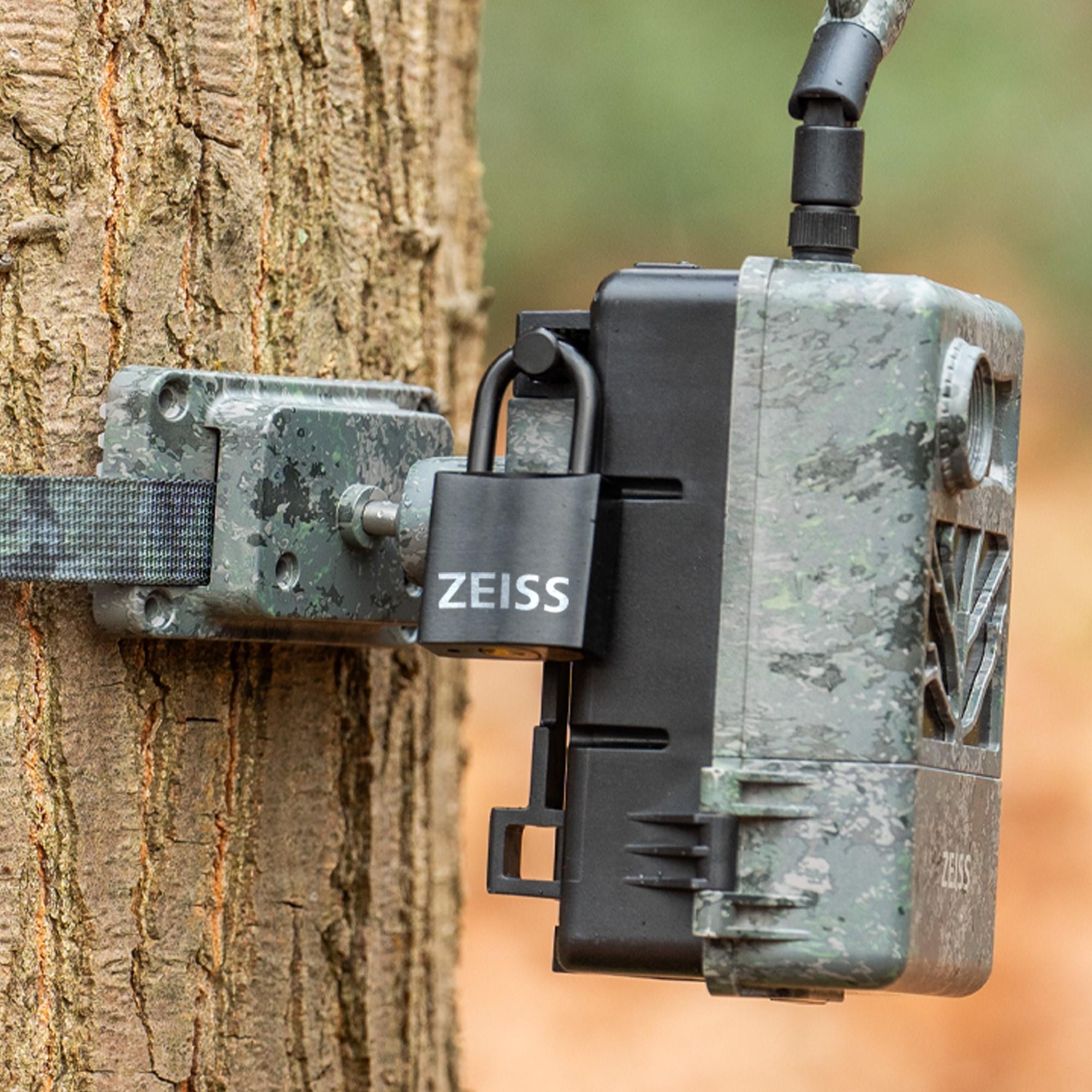 ZEISS Vari-Mount trail camera and solar panel mount accessory for outdoor wildlife monitoring and energy-efficient power.