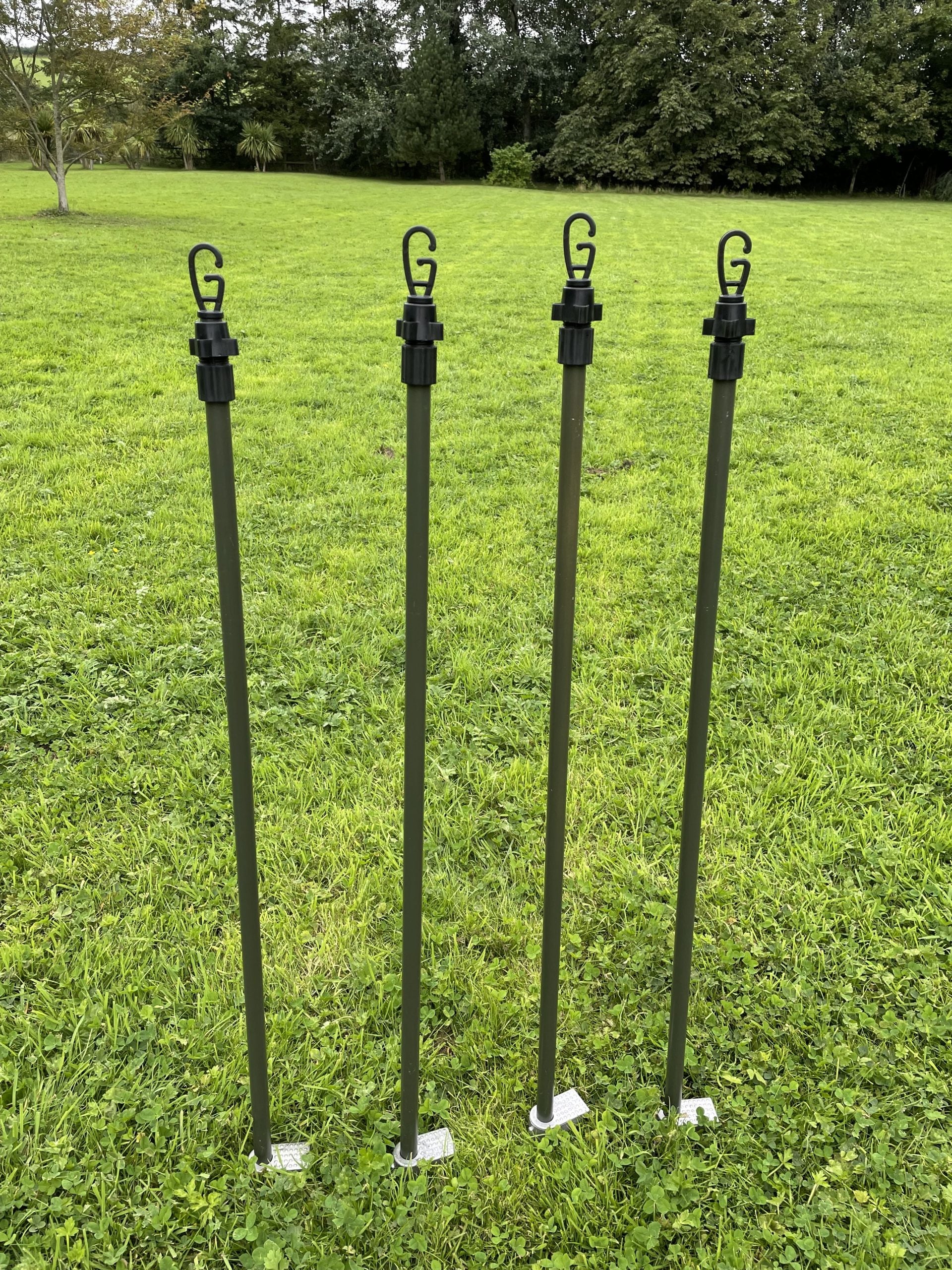 4 HEAVY DUTY HIDE POLES WITH CAMO BAG