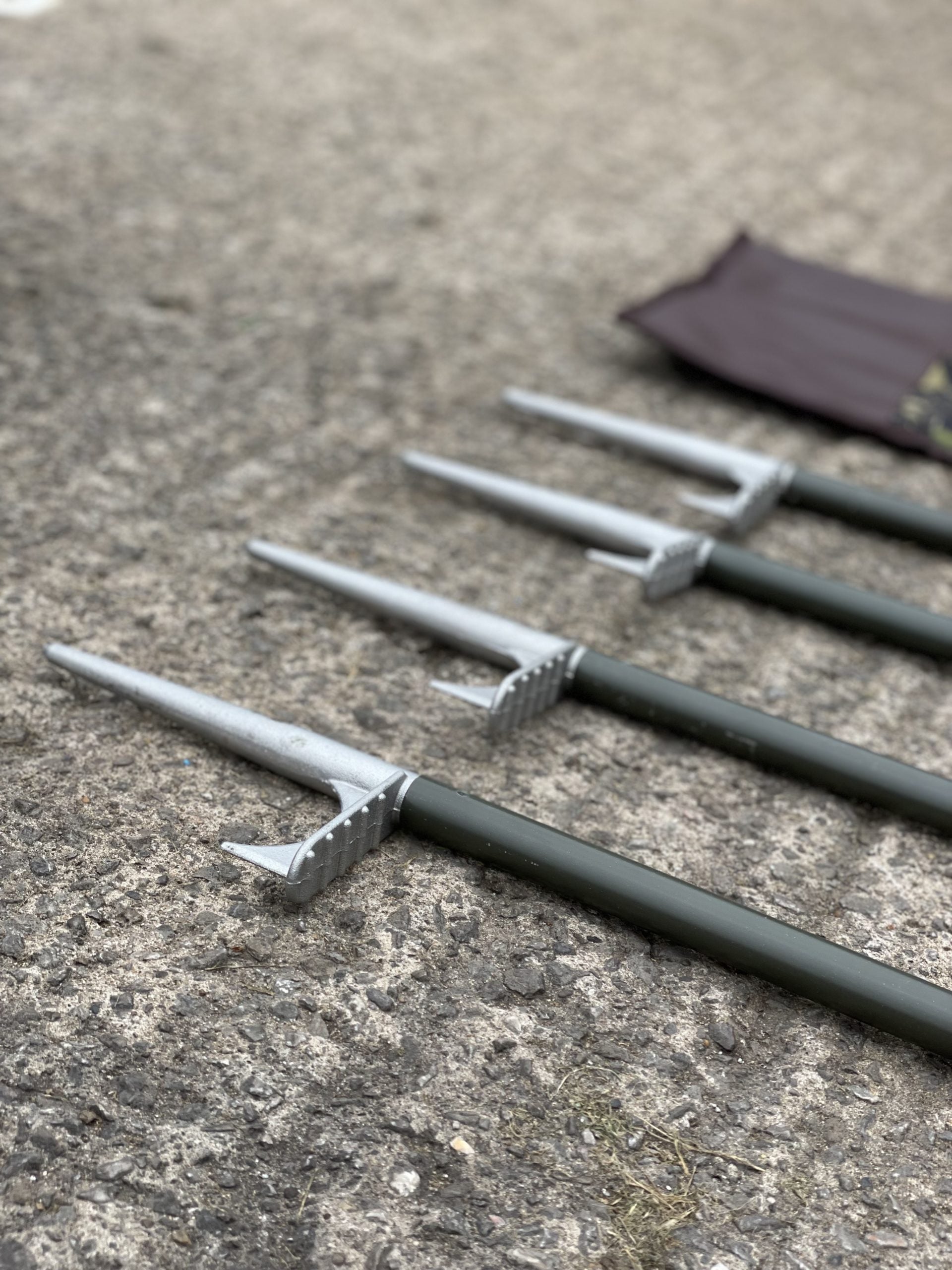 4 HEAVY DUTY HIDE POLES WITH CAMO BAG