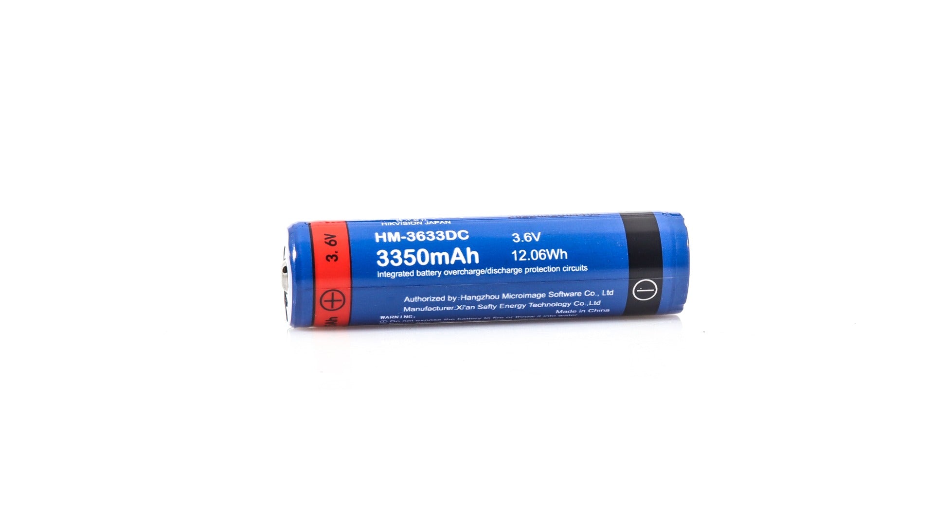 HIKMICRO USB LCD intelligent battery charger with two 18650 rechargeable batteries, compact and easy to use.