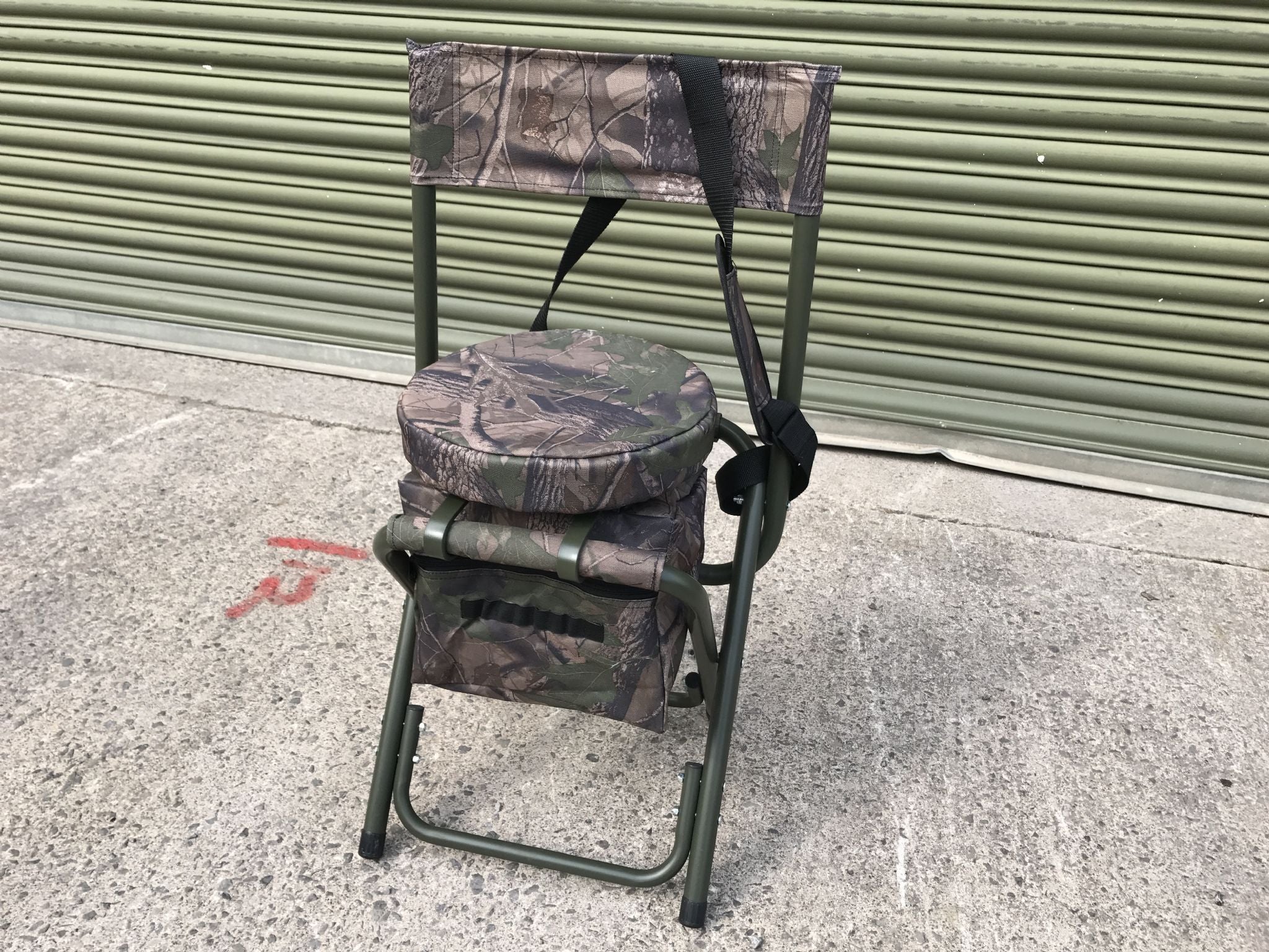 Echo Camo Swivel Hide Seat folding padded shooting chair with DPM camouflage pattern, featuring a comfortable, portable design.