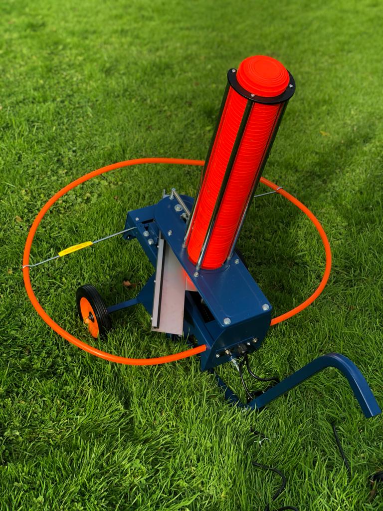 Echo 12V heavy-duty automatic clay pigeon trap thrower set for 60-80m shooting, featuring a sturdy foot-base for reliable operation.