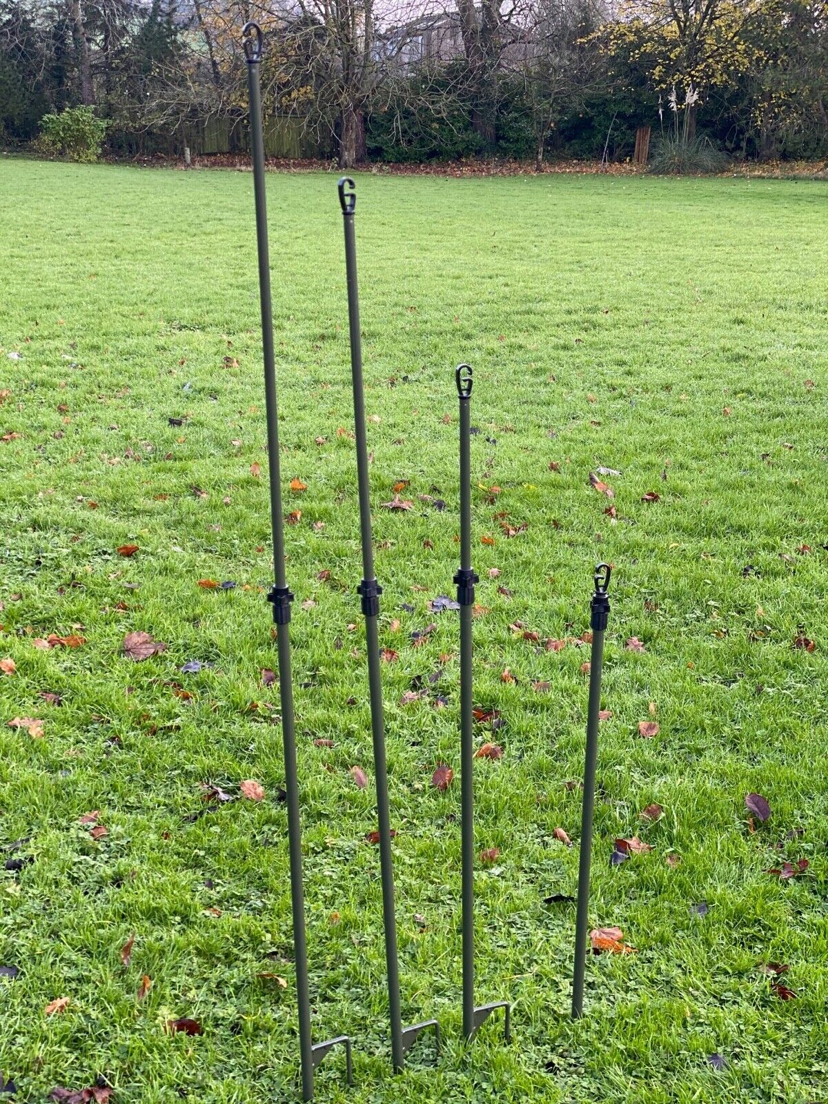 Echo 4 single spike hide poles with green or camo canvas bag, ideal for hunting or outdoor concealment.